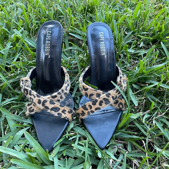 Cape Robbin Shoes - Size:6 black and cheetah print heeled sandals